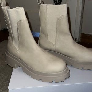 Brandnew Never worn beige boots